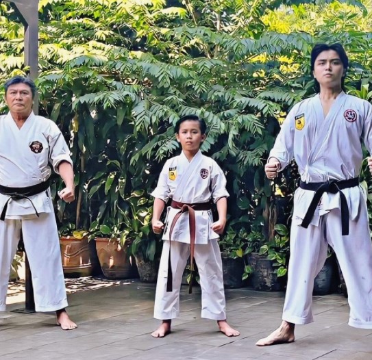 Kompak meski beda ibu, ini 9 potret kompak anak Willy Dozan dan Betharia Sonata bareng saudara sambung