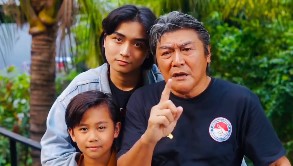 Kompak meski beda ibu, ini 9 potret kompak anak Willy Dozan dan Betharia Sonata bareng saudara sambung