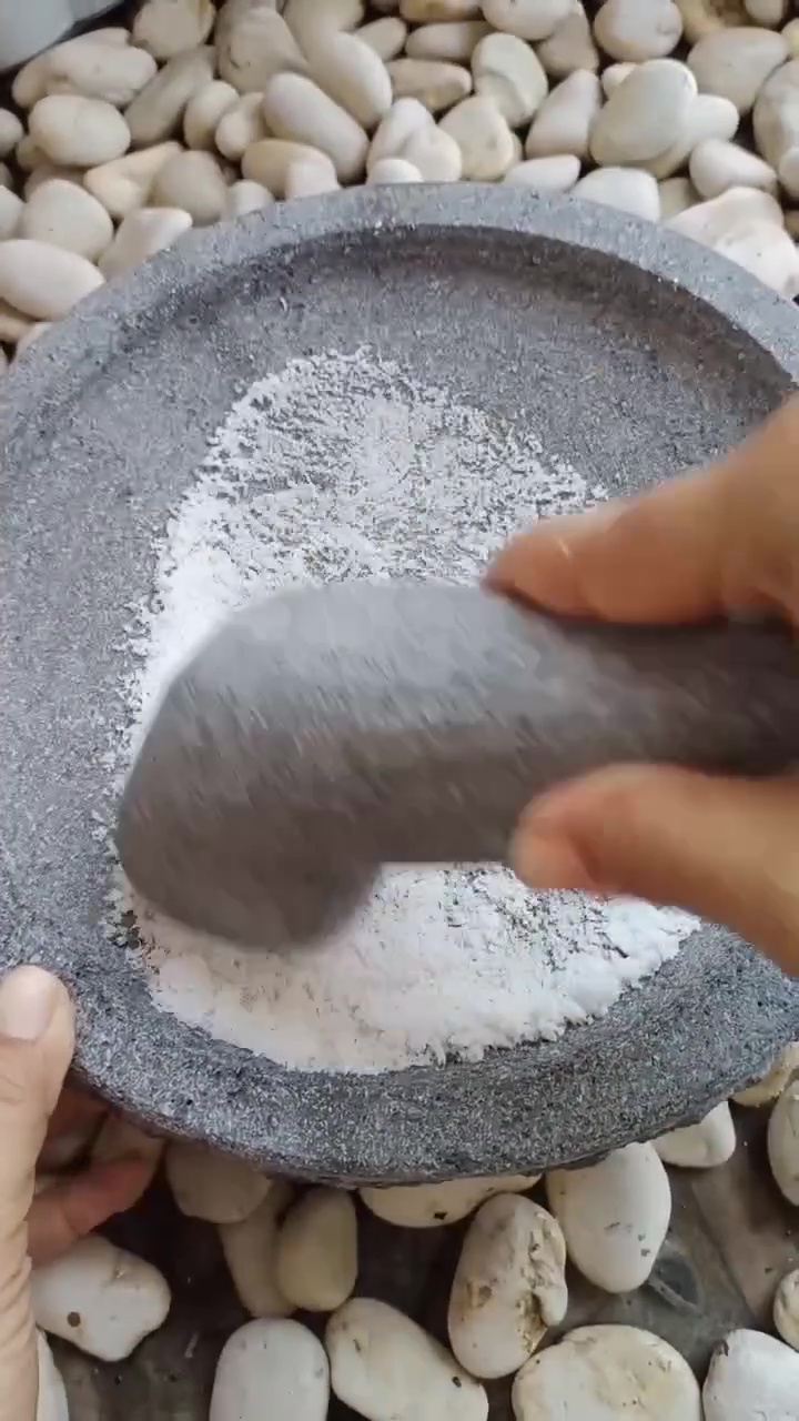 Punya cobek baru jangan langsung digunakan, cuci dengan cara sat set ini biar steril tanpa direndam