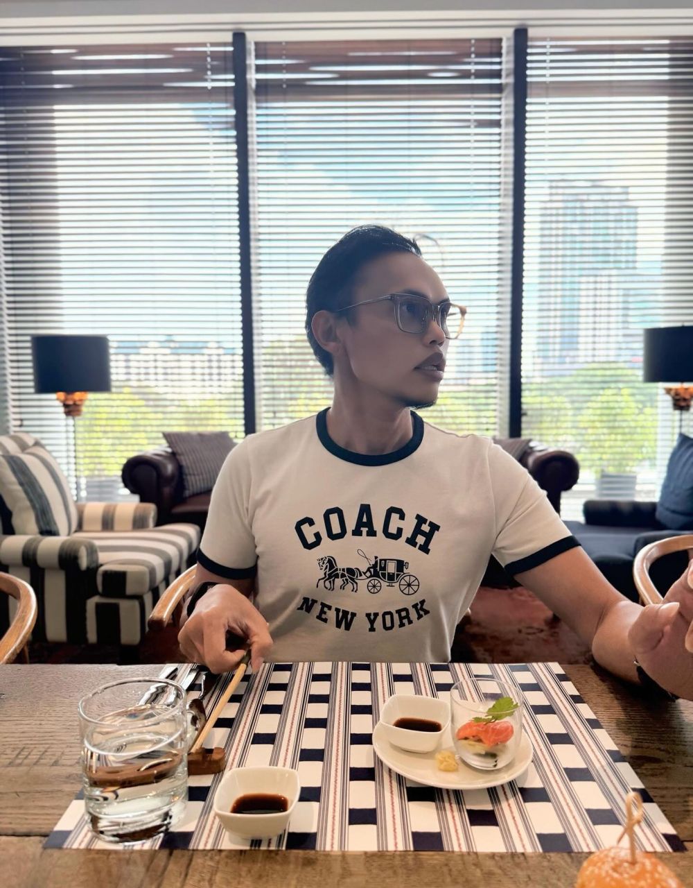 9 Potret terbaru Wanda Hara kini tampil beda dengan jenggot, penampilannya jadi kian maskulin