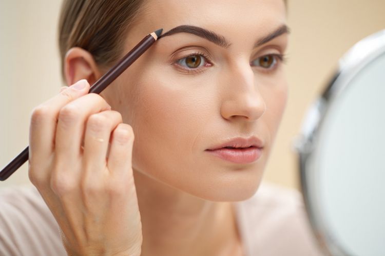 8 Pensil alis terbaik untuk pemula, bikin makeup lebih rapi dan natural harga di bawah Rp50 ribu