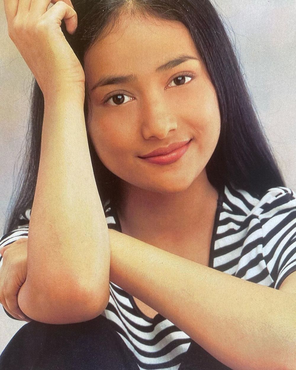 Cocok jadi adik-kakak, 9 potret masa muda Cindy Fatikasari ini wajahnya plek ketiplek dengan putrinya