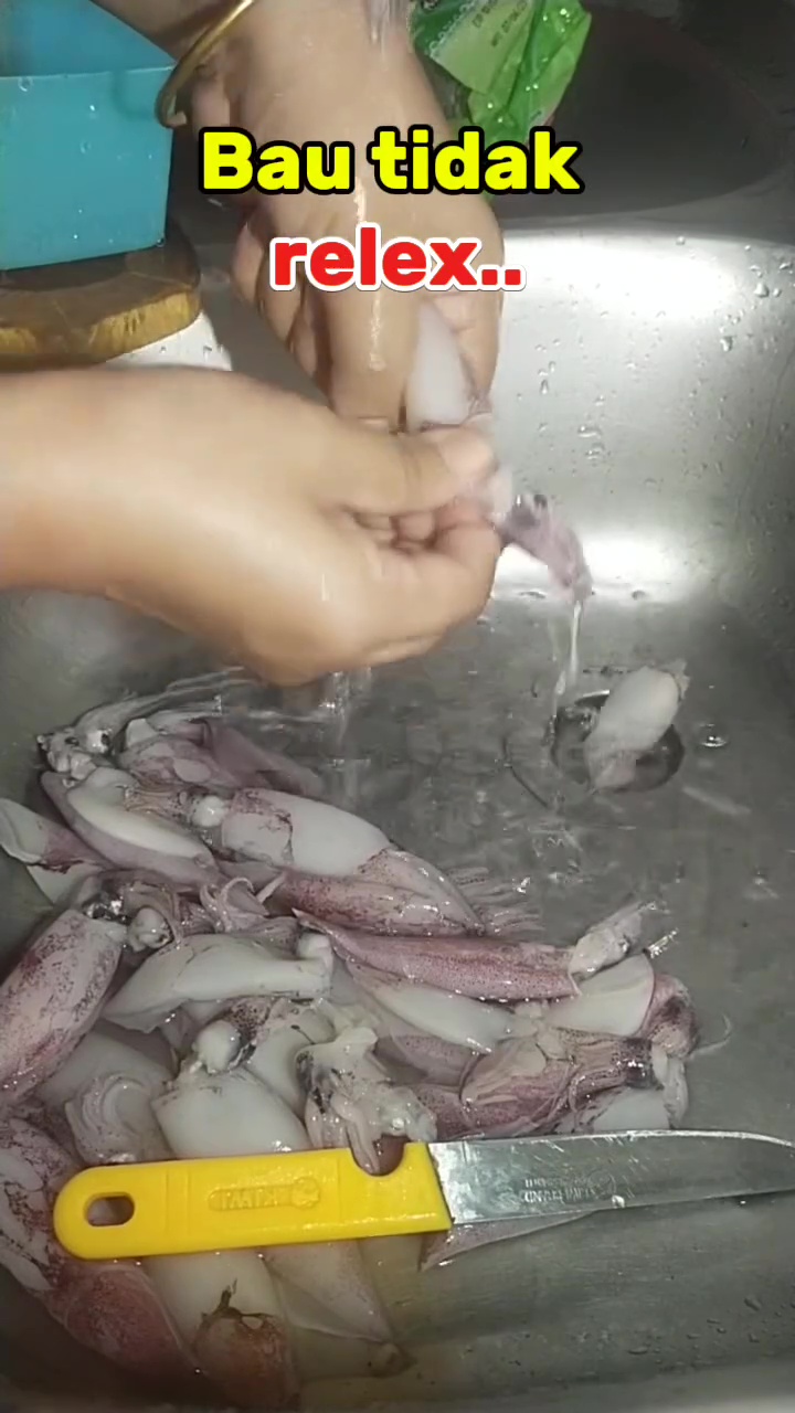 Wastafel bau amis usai dipakai membersihkan seafood? Segera atasi pakai sabun dan 2 bahan dapur ini