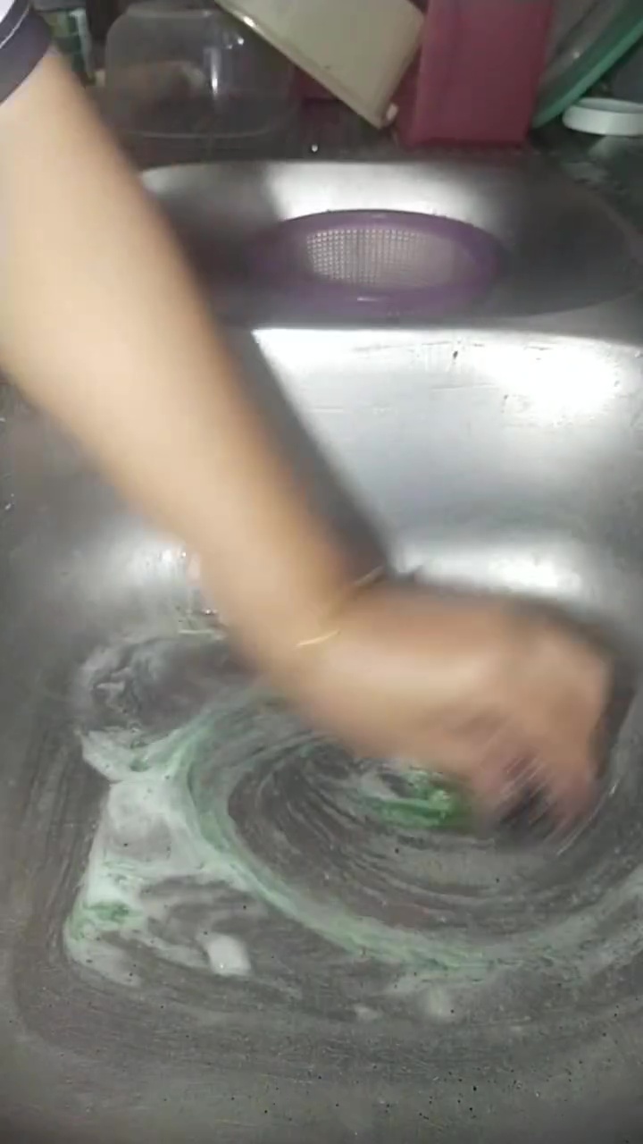 Wastafel bau amis usai dipakai membersihkan seafood? Segera atasi pakai sabun dan 2 bahan dapur ini