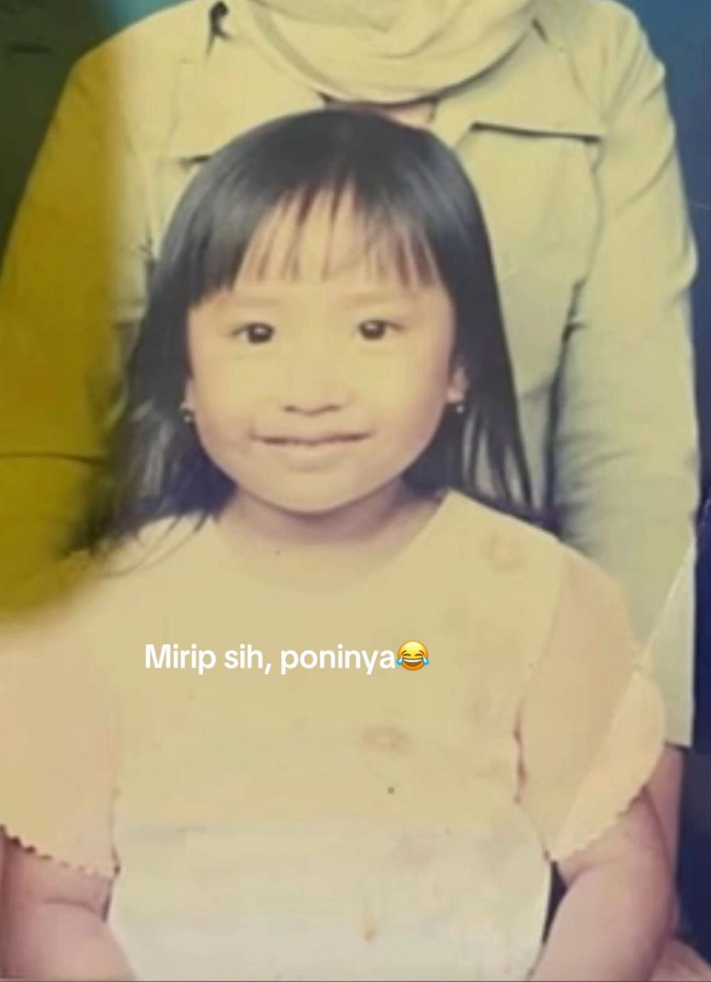 Foto masa kecil wanita ini disebut mirip Ritsuki, warganet malah gagal fokus sama sosok si ayah