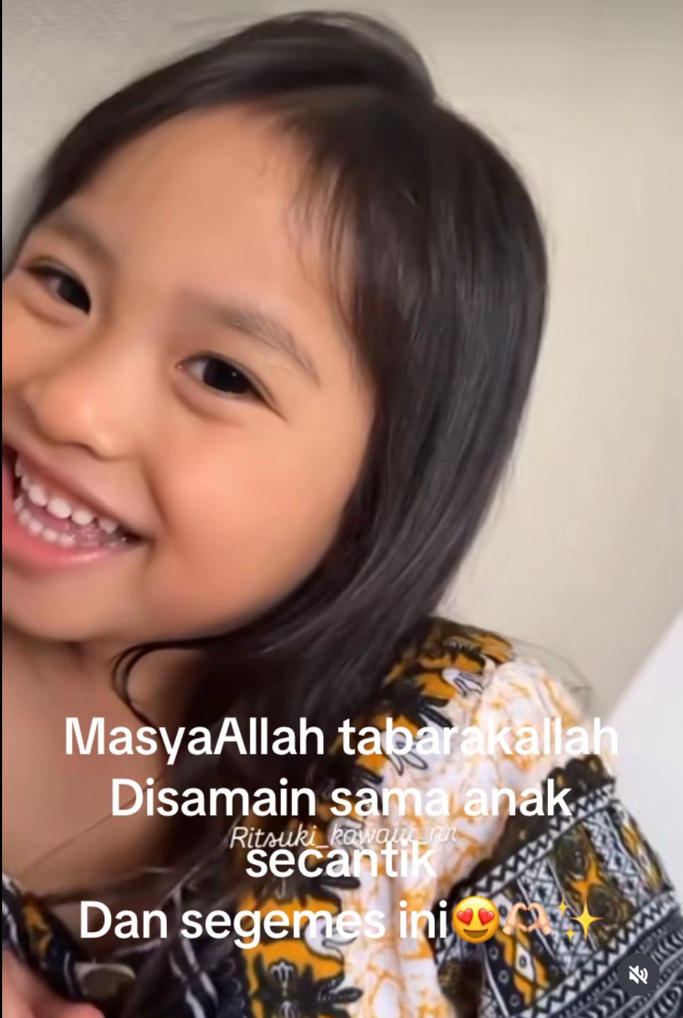 Foto masa kecil wanita ini disebut mirip Ritsuki, warganet malah gagal fokus sama sosok si ayah