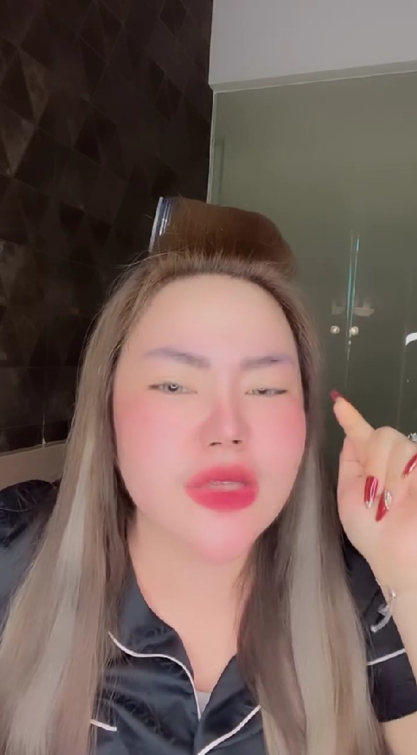 Mediasi buntu, Lisa Mariana kesal Ridwan Kamil tolak damai, rela pakai baju oren demi bela hak anak