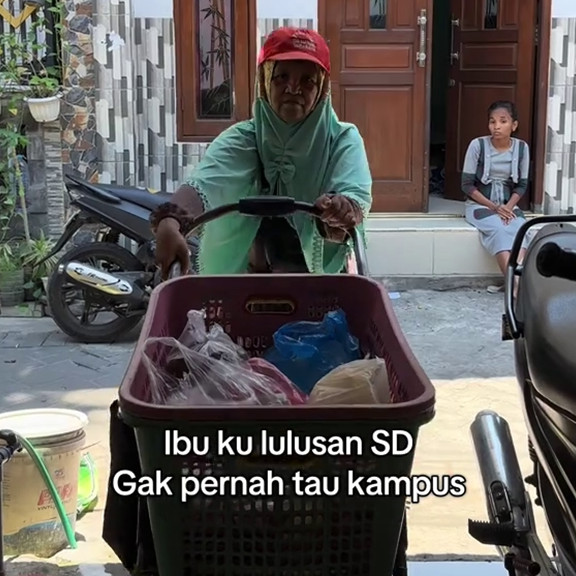 Pria ini ajak ibu cuma lulusan SD keliling kampus tempatnya mengajar untuk pertama kali, bikin haru