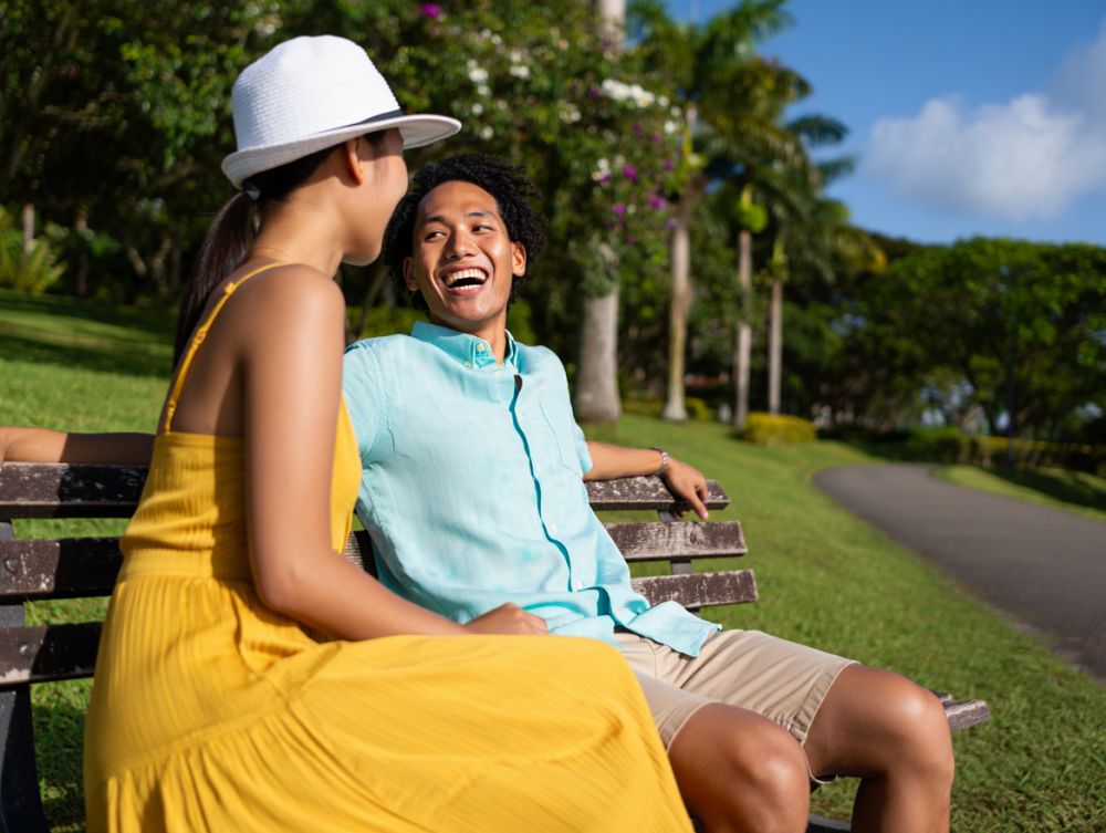 100 Pantun jenaka 4 baris tentang cinta 2025, bikin senyum-senyum sendiri