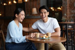 100 Pantun jenaka 4 baris tentang cinta 2025, bikin senyum-senyum sendiri