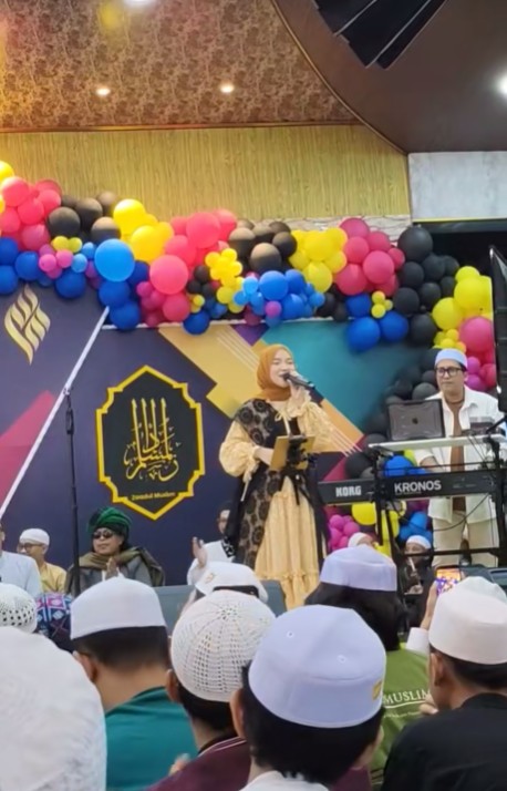 7 Potret penampilan terbaru Nissa Sabyan saat manggung, baby bump-nya bikin heboh