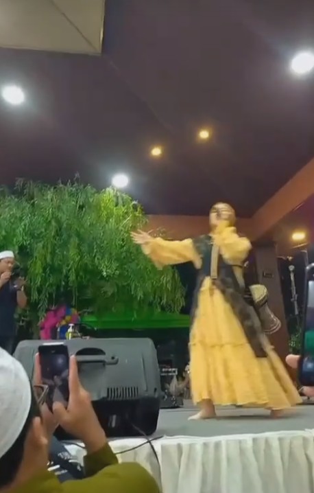 7 Potret penampilan terbaru Nissa Sabyan saat manggung, baby bump-nya bikin heboh