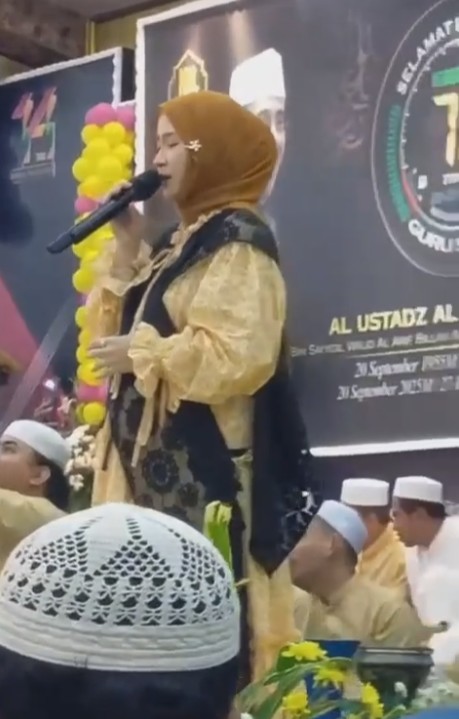 7 Potret penampilan terbaru Nissa Sabyan saat manggung, baby bump-nya bikin heboh