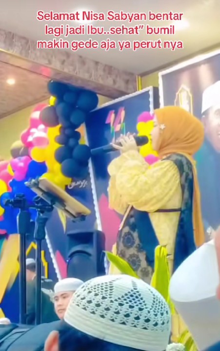 7 Potret penampilan terbaru Nissa Sabyan saat manggung, baby bump-nya bikin heboh