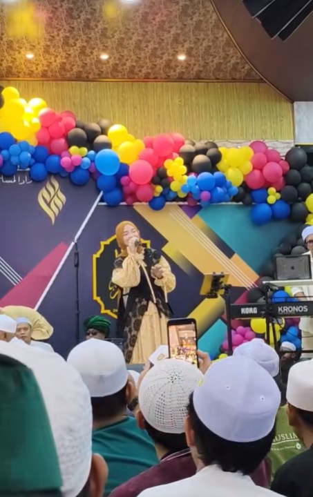 7 Potret penampilan terbaru Nissa Sabyan saat manggung, baby bump-nya bikin heboh