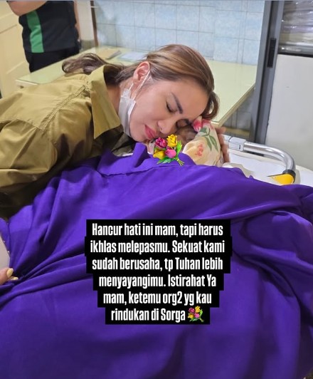 9 Potret kenangan Momo Geisha dengan Ibunda yang baru meninggal, berusaha ikhlas melepas selamanya