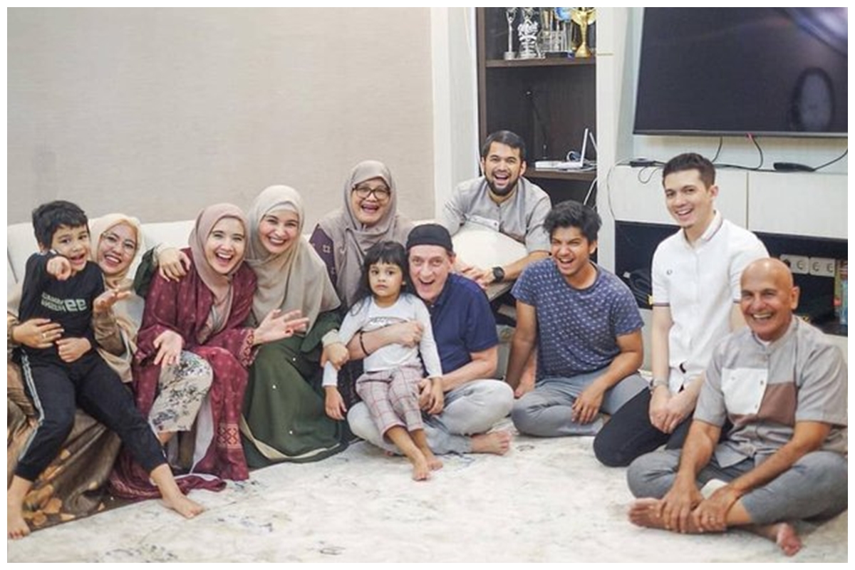 Hangat dan kompaknya bikin salut, begini 10 momen kedekatan Zaskia Sungkar dan orang tua sambung