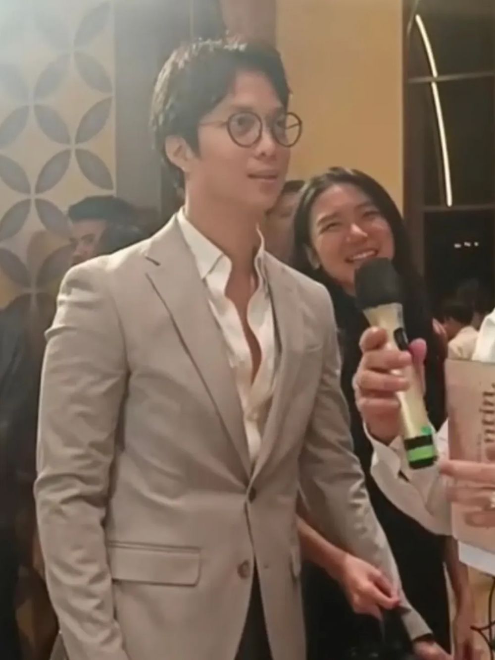 Tak suka kondangan, ini 9 potret Dikta menghadiri pernikahan, sosok gandengan jadi sorotan