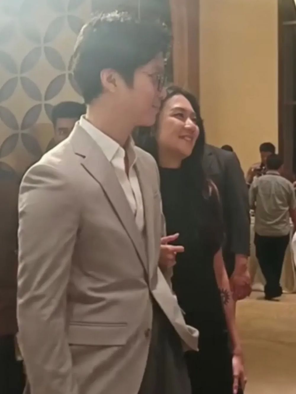 Tak suka kondangan, ini 9 potret Dikta menghadiri pernikahan, sosok gandengan jadi sorotan