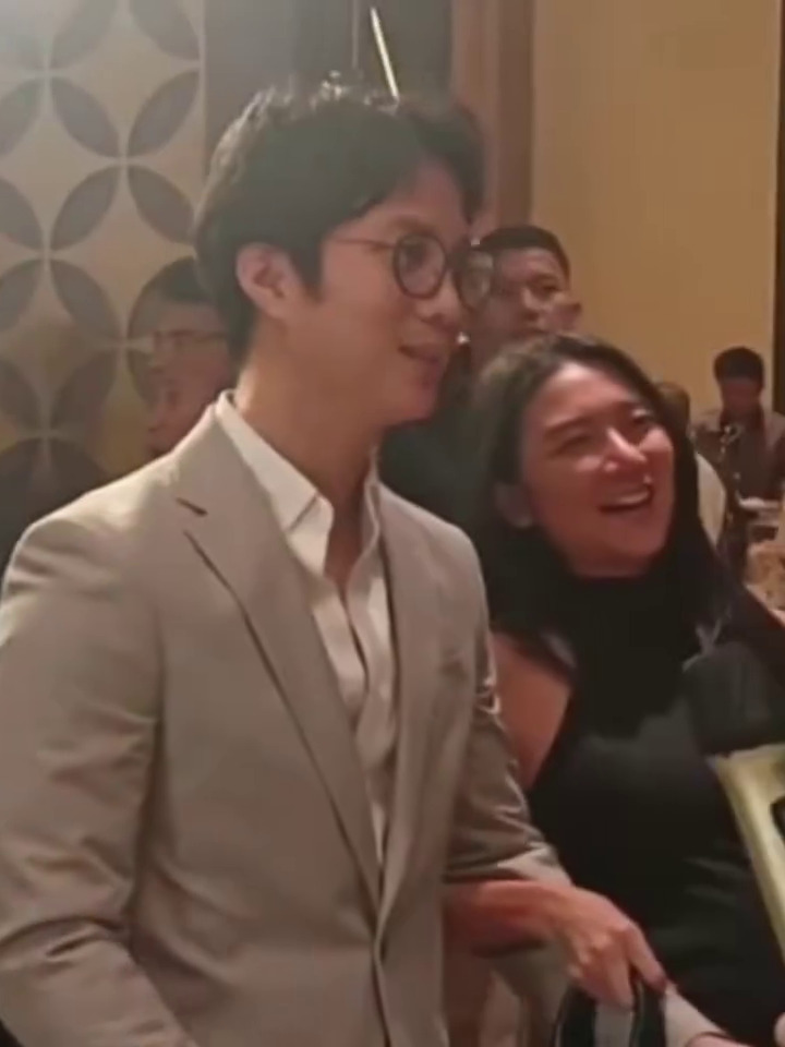 Tak suka kondangan, ini 9 potret Dikta menghadiri pernikahan, sosok gandengan jadi sorotan