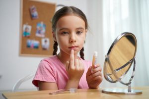 8 Lip balm buat anak usia 10 tahun, bibir makin lembap dan sehat harga di bawah RP 100 ribu