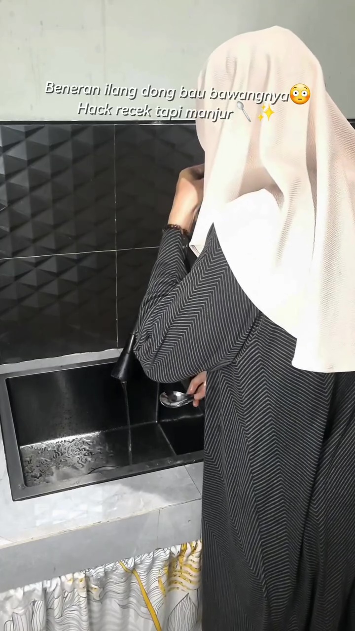 Bau bawang di tangan tak hilang meski pakai sabun, ini trik ampuh mengatasinya dengan 1 alat dapur
