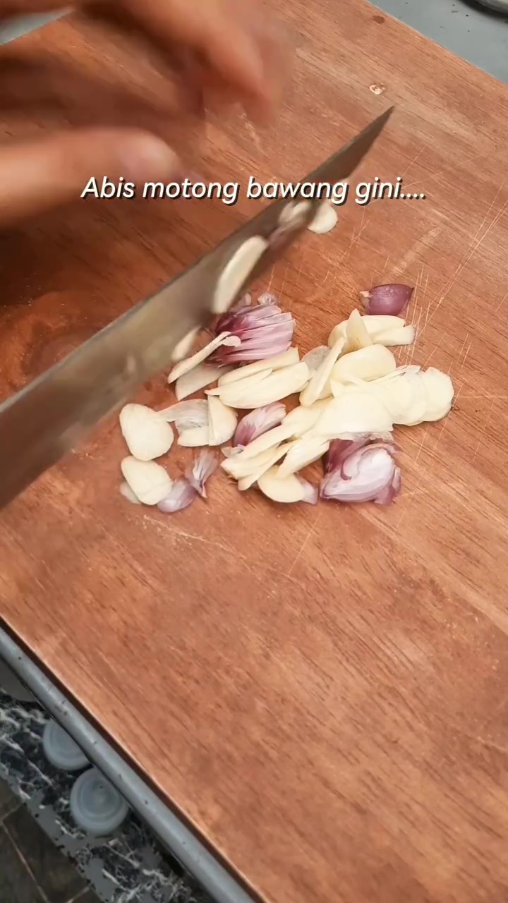 Bau bawang di tangan tak hilang meski pakai sabun, ini trik ampuh mengatasinya dengan 1 alat dapur