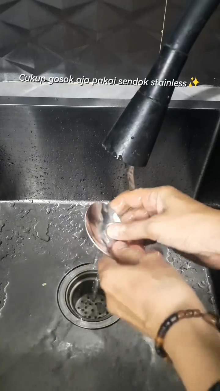 Bau bawang di tangan tak hilang meski pakai sabun, ini trik ampuh mengatasinya dengan 1 alat dapur