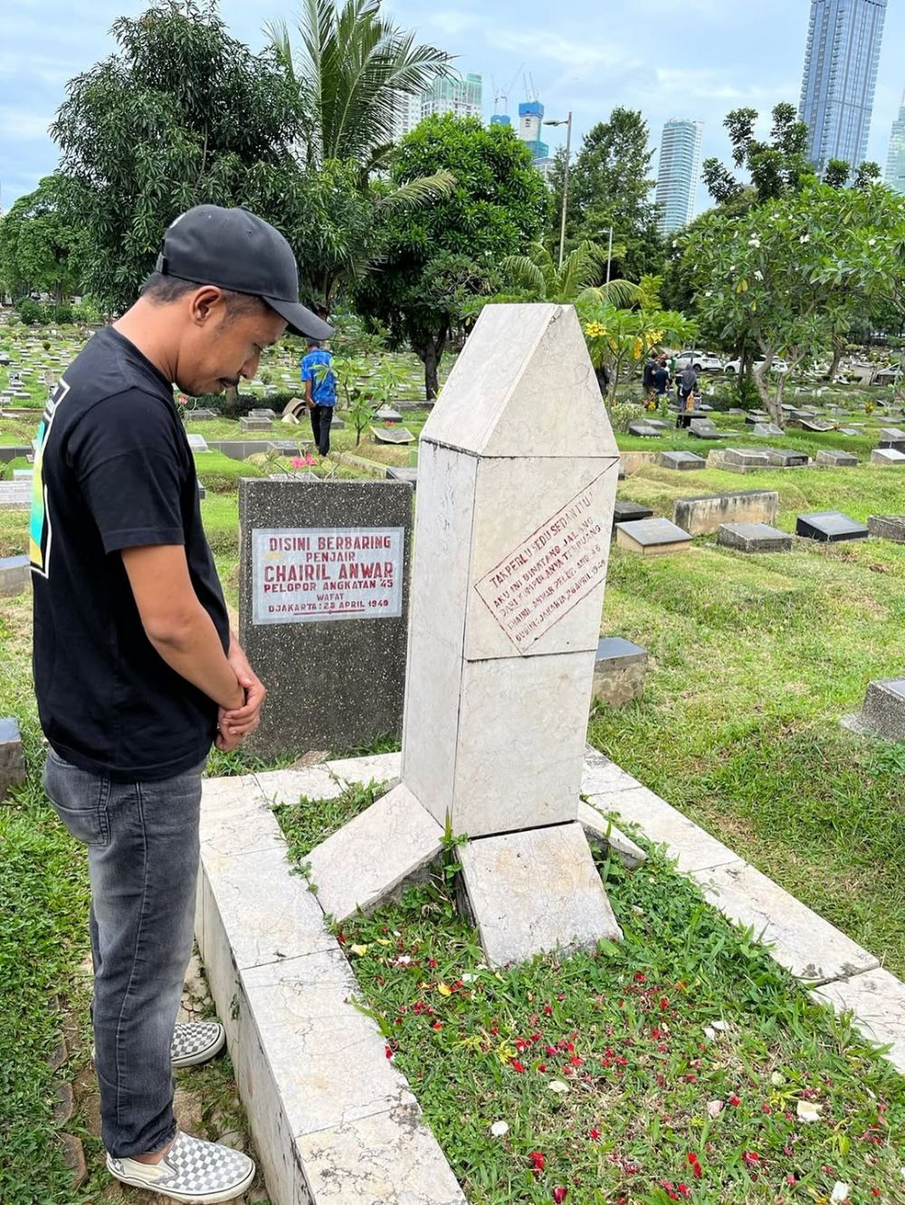 Furry Setya segera jadi Sarjana Pendidikan, 9 potret 'Mas Pur TOP' ikut pelepasan wisuda S1 di usia 42