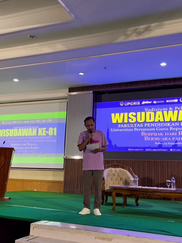 Furry Setya segera jadi Sarjana Pendidikan, 9 potret 'Mas Pur TOP' ikut pelepasan wisuda S1 di usia 42