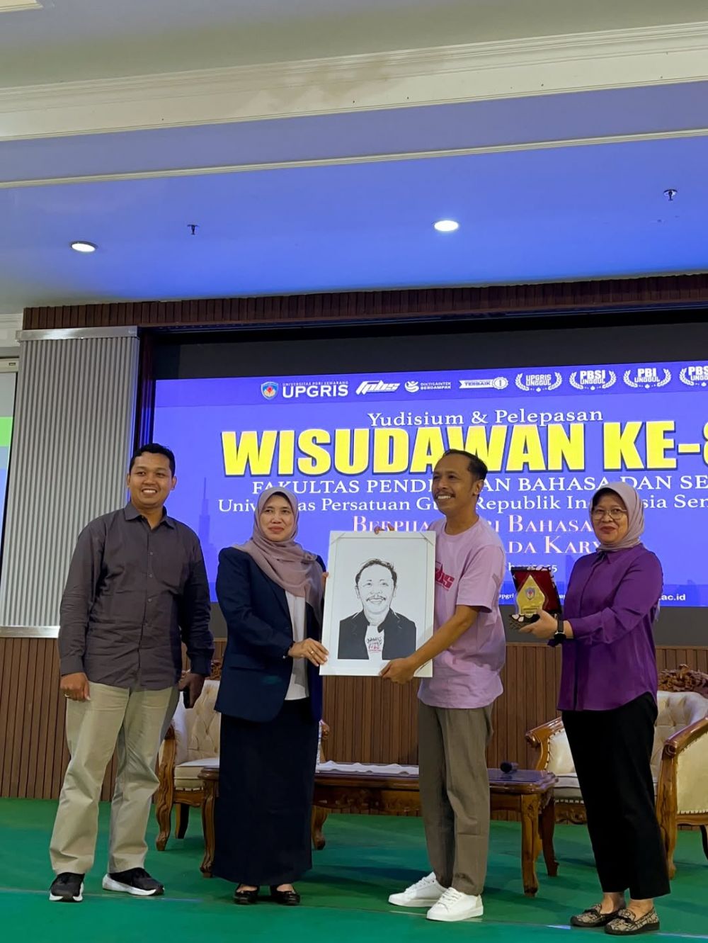 Furry Setya segera jadi Sarjana Pendidikan, 9 potret 'Mas Pur TOP' ikut pelepasan wisuda S1 di usia 42