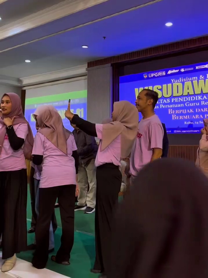 Furry Setya segera jadi Sarjana Pendidikan, 9 potret 'Mas Pur TOP' ikut pelepasan wisuda S1 di usia 42