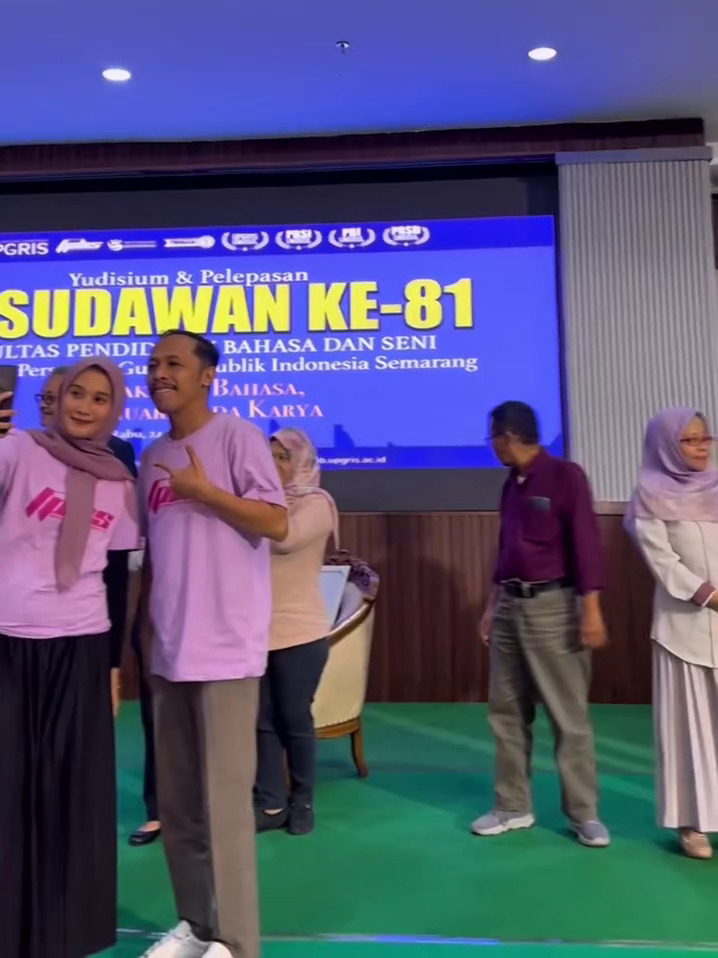 Furry Setya segera jadi Sarjana Pendidikan, 9 potret 'Mas Pur TOP' ikut pelepasan wisuda S1 di usia 42