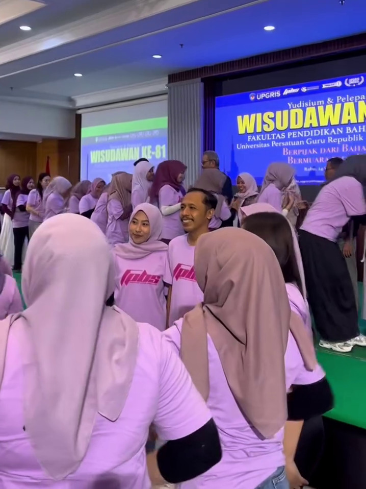 Furry Setya segera jadi Sarjana Pendidikan, 9 potret 'Mas Pur TOP' ikut pelepasan wisuda S1 di usia 42