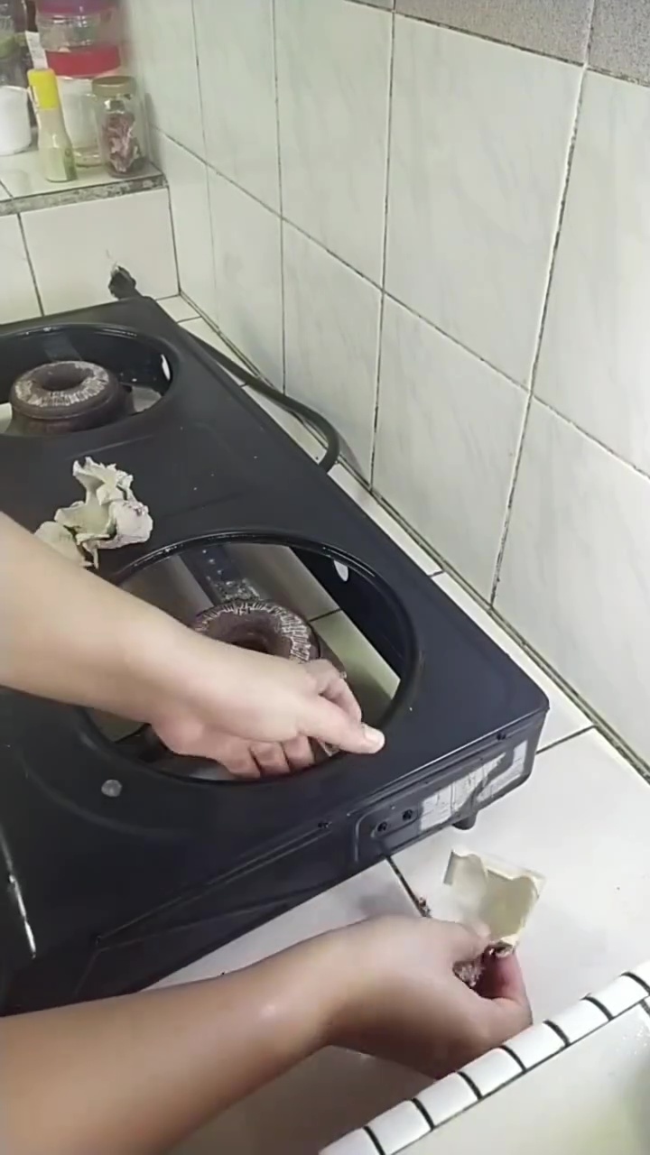 Kompor gas mudah bergeser karena lantai keramik yang licin? Coba gunakan 1 sampah dapur ini biar kokoh