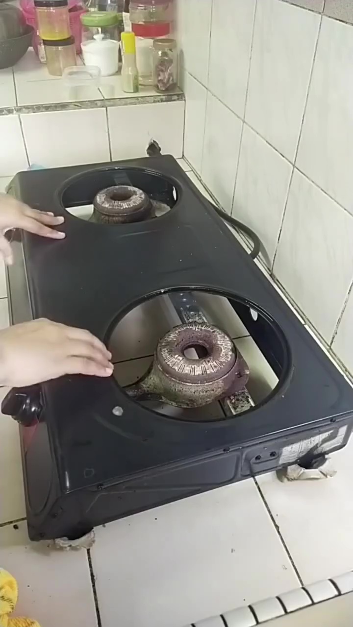 Kompor gas mudah bergeser karena lantai keramik yang licin? Coba gunakan 1 sampah dapur ini biar kokoh