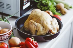 Bukan nanas atau pepaya, cukup gunakan 1 bahan dapur ini untuk mengempukkan ayam kampung yang alot