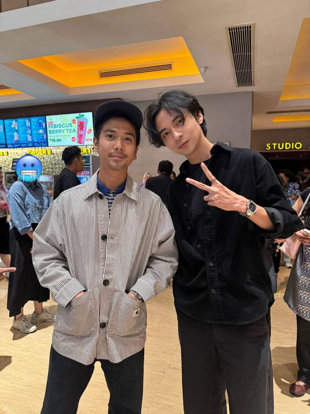 Foto bareng fans, penampilan terbaru Iqbaal Ramadhan ini bikin pangling, beda dari biasanya