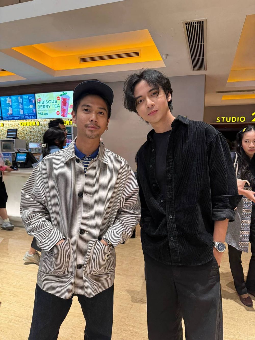 Foto bareng fans, penampilan terbaru Iqbaal Ramadhan ini bikin pangling, beda dari biasanya