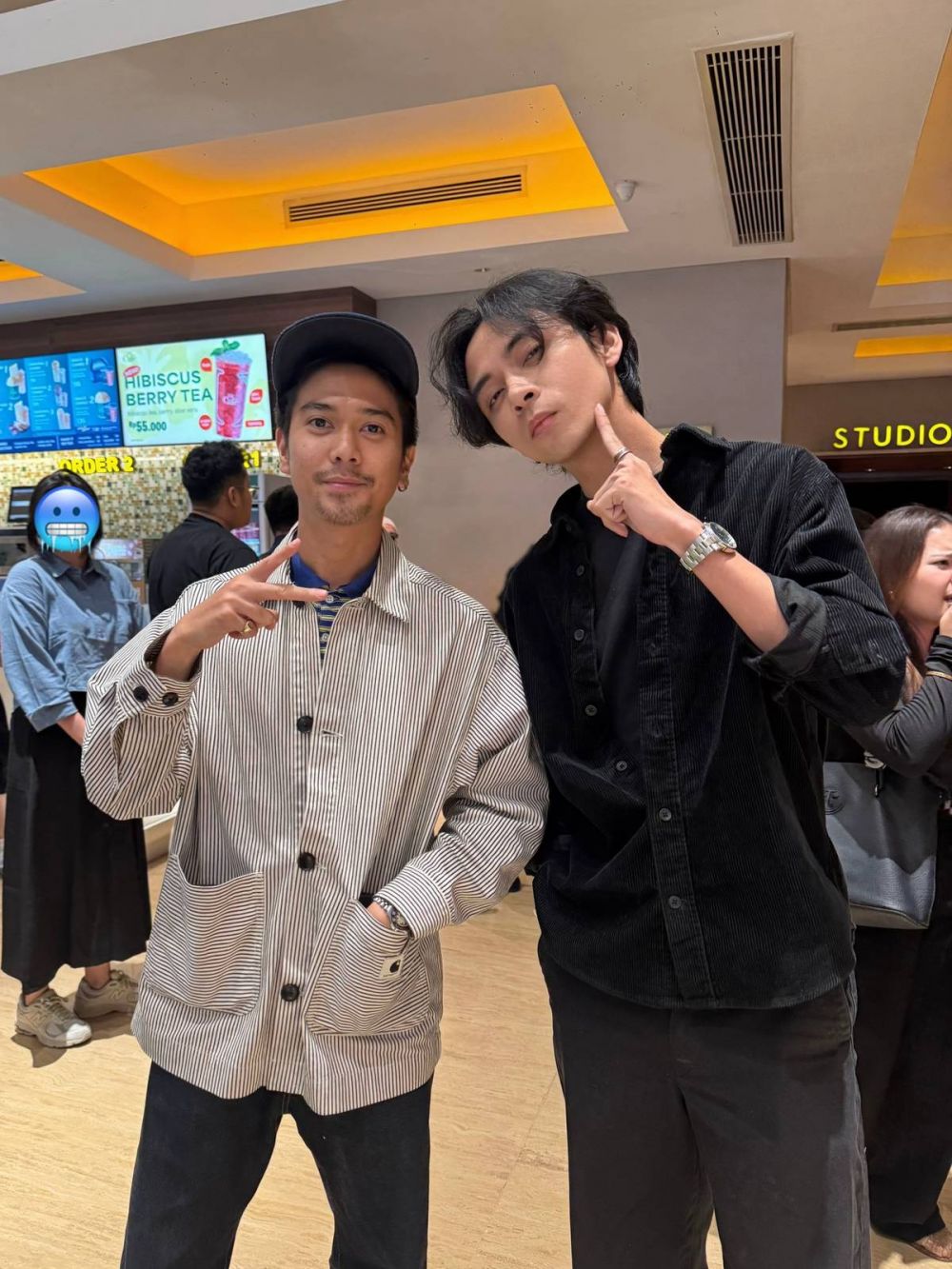 Foto bareng fans, penampilan terbaru Iqbaal Ramadhan ini bikin pangling, beda dari biasanya
