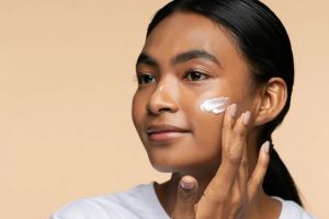 Tips memilih sunscreen untuk kulit berminyak 2025, biar nggak lengket tapi tetap glowing