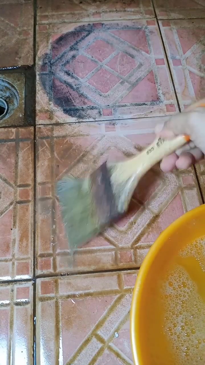 Effortless, ini cara mudah bersihkan keramik kamar mandi licin dan berkerak agar kinclong lagi