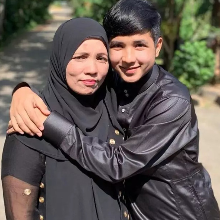 Potret 9 penyanyi dangdut pria bareng ibunya, buktikan cowok juga bisa ekspresif soal kasih sayang