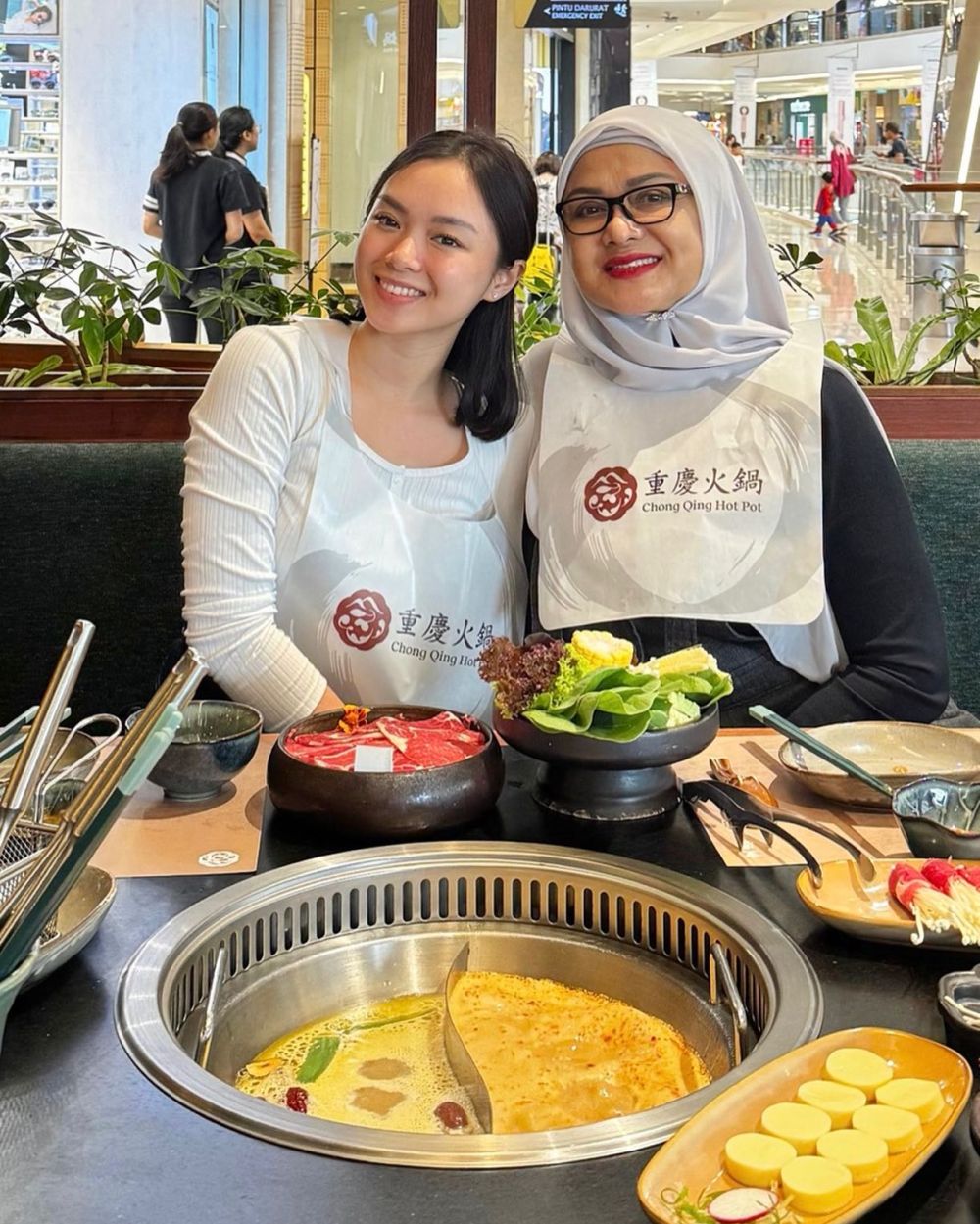 7 Potret Betharia Sonata bareng putri cantiknya Nabila Dozan yang jarang muncul di depan publik