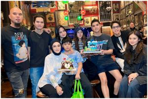 Dipanggung jadi idola wanita di rumah idola keluarga, ini potret 9 vokalis bareng istri dan anak