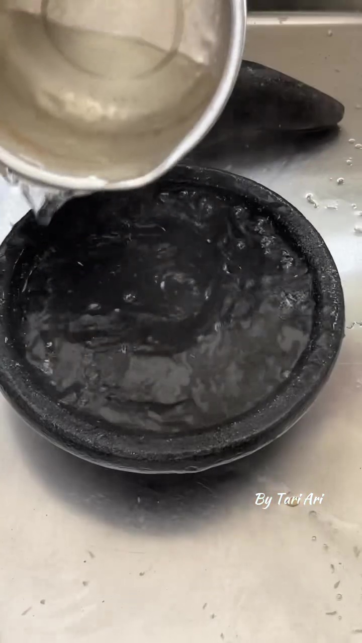 Cobek batu penuh bercak putih karena jamur? Bersihkan dengan garam dan 1 bahan ini agar tak berbekas