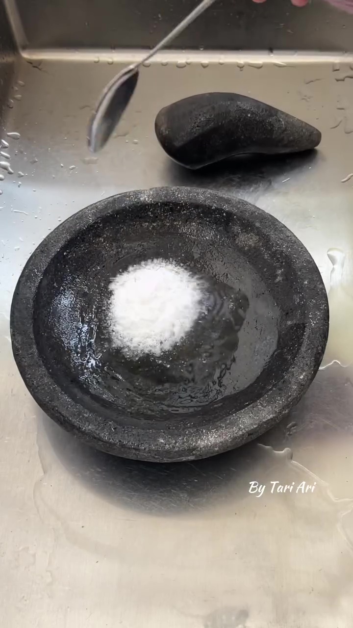 Cobek batu penuh bercak putih karena jamur? Bersihkan dengan garam dan 1 bahan ini agar tak berbekas