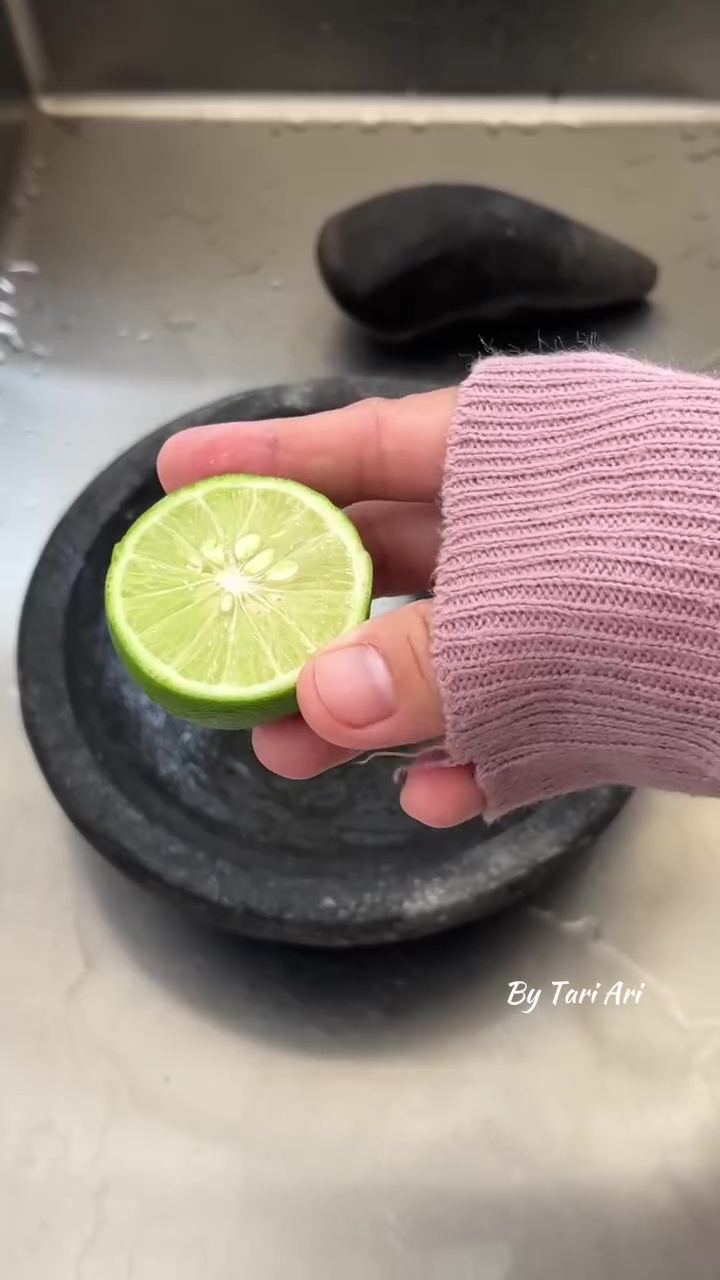 Cobek batu penuh bercak putih karena jamur? Bersihkan dengan garam dan 1 bahan ini agar tak berbekas