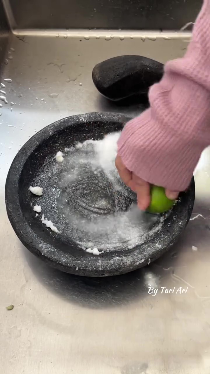 Cobek batu penuh bercak putih karena jamur? Bersihkan dengan garam dan 1 bahan ini agar tak berbekas