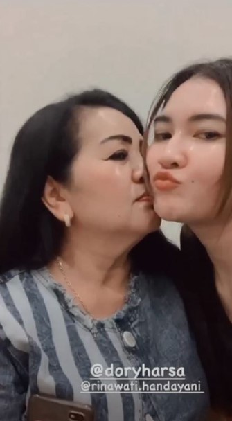 Jadi mantu idaman, ini potret kebersamaan 8 penyanyi dangdut dan ibu mertua, penuh kehangatan